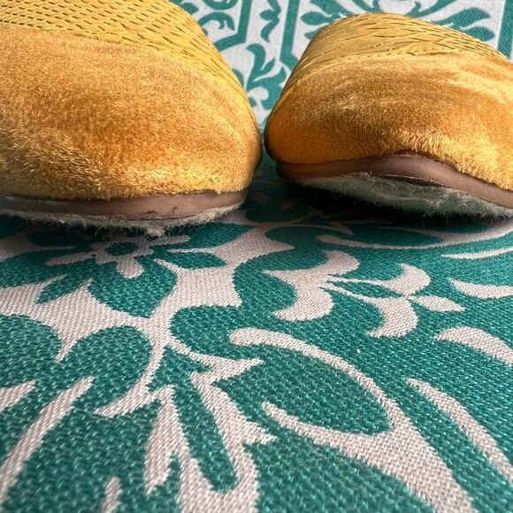 Catherine Malandrino NWOT Yellow Slip On Pointed Toe Flats Size 8.5 - Picture 3 of 8